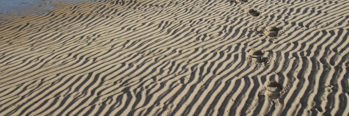 Fußspuren am Strand