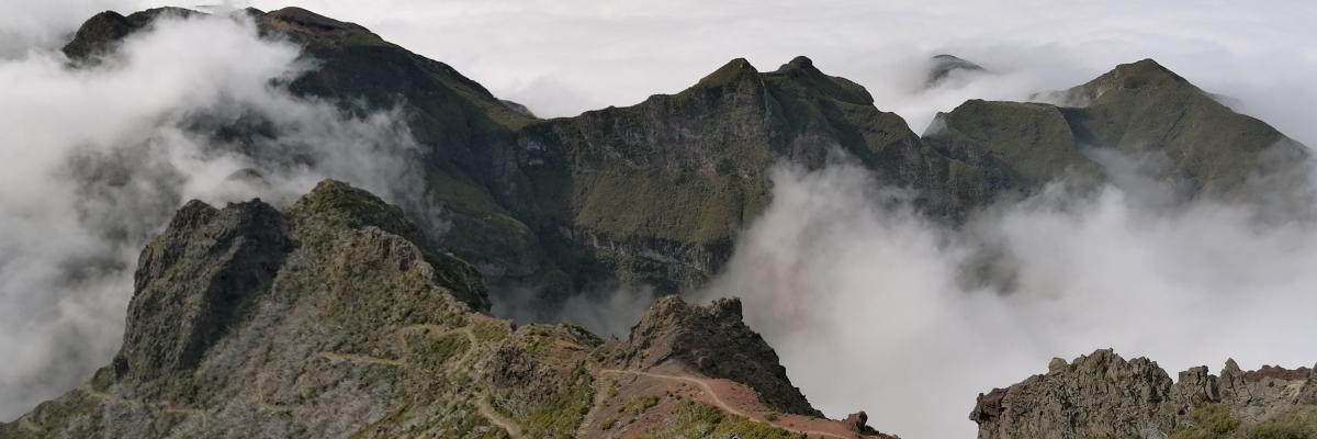 Bergwelt, nebelverhangen