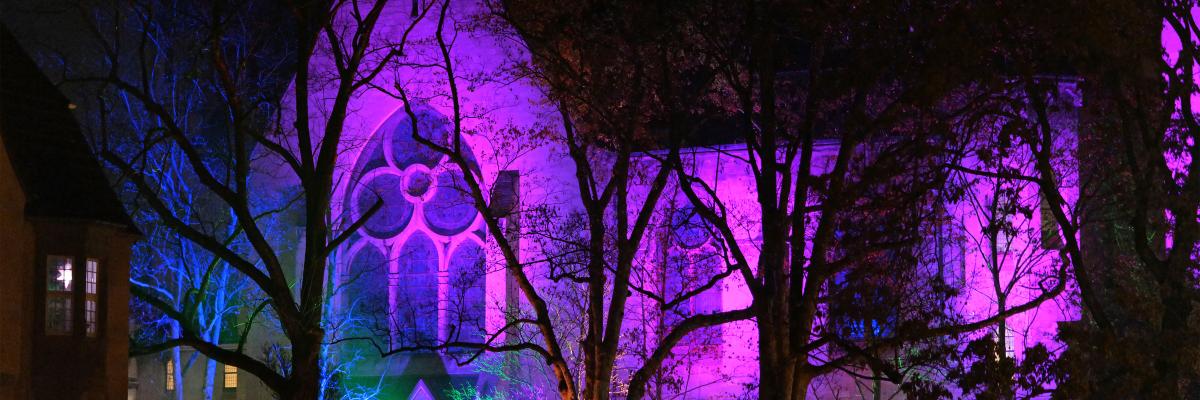 bunt beleuchtete Kirche bei Nacht