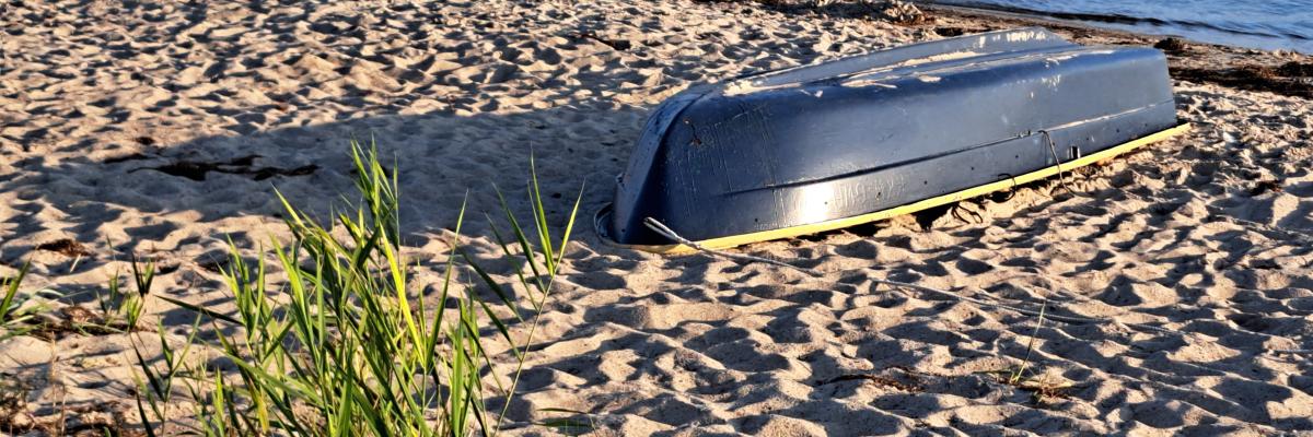 ruhendes Boot am Strand