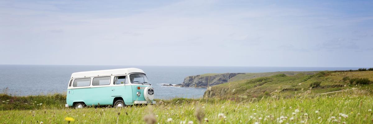 VW Bus an Felsküste