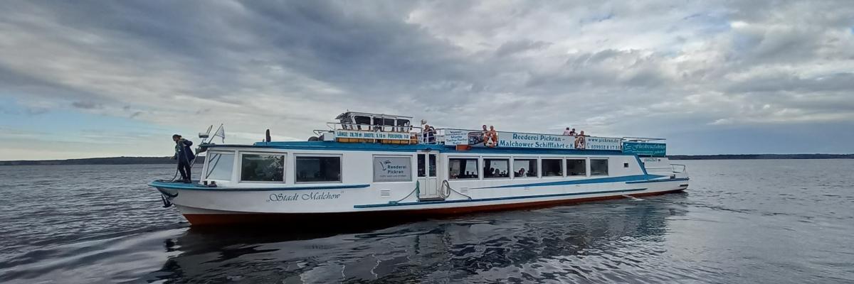 Schiff auf grauem Wasser