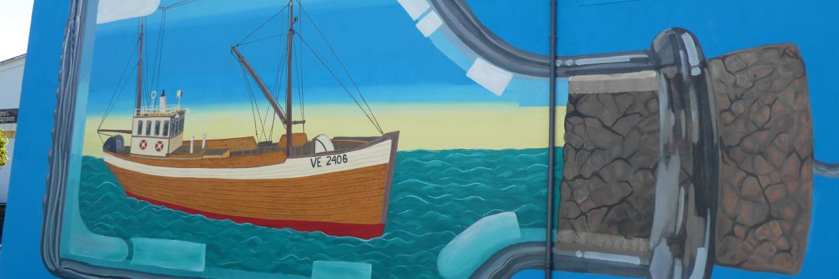 Flaschenschiff auf Hauswand