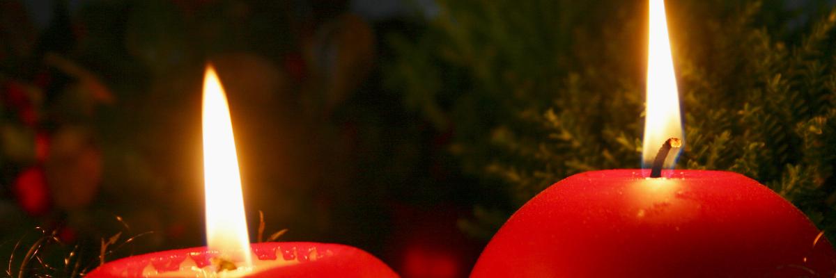 zwei brennende Kerzen