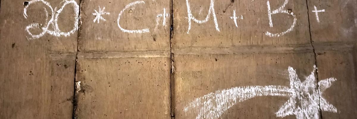 Mit Kreide geschriebener Segenswunsch am Haus