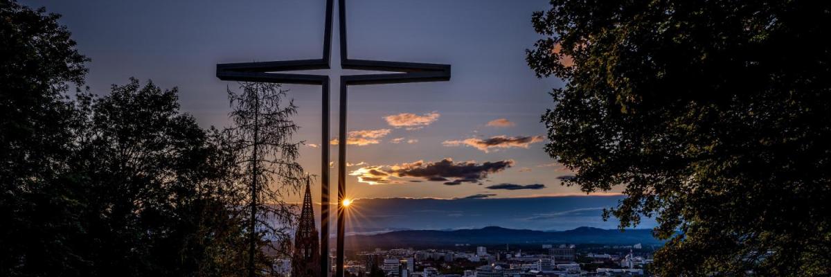 Kreuz über einem Ort